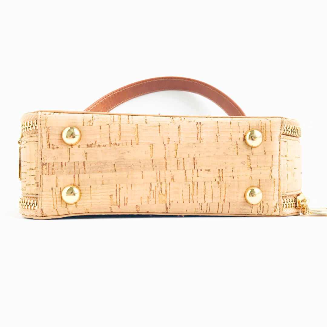 Cartera bandolera de corcho detalles metálicos dorados para reposar sobre superficies