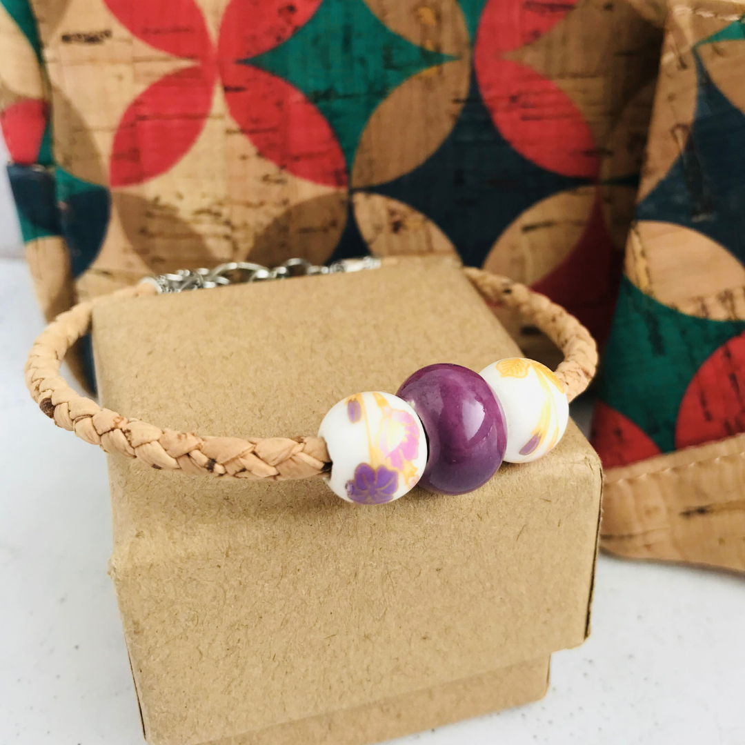Pulsera de corcho portugués trenzado con dijes color morado ciruela y blanco
