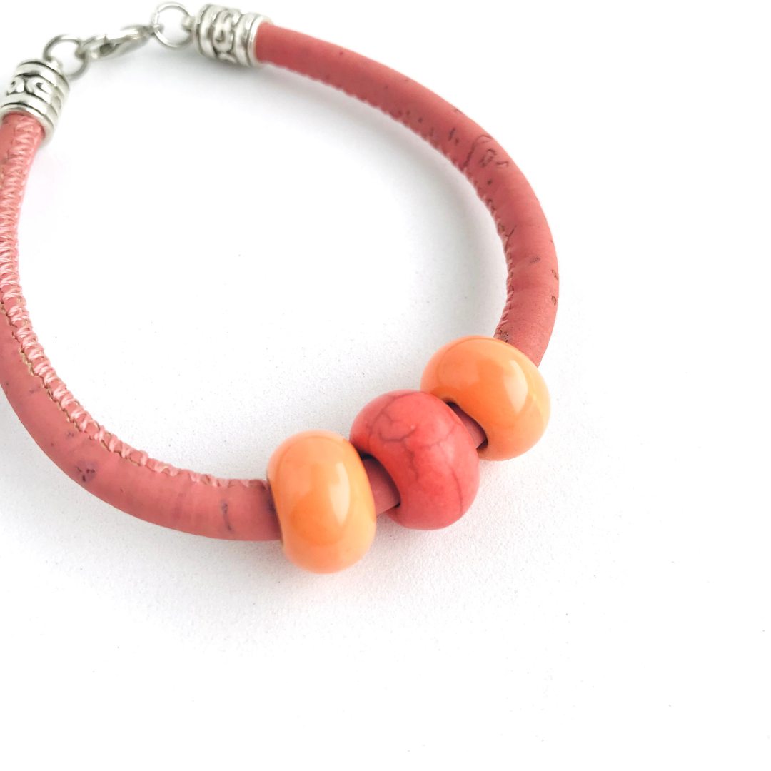 Pulsera de corcho color rojo y naranjo joyería sustentable vegana