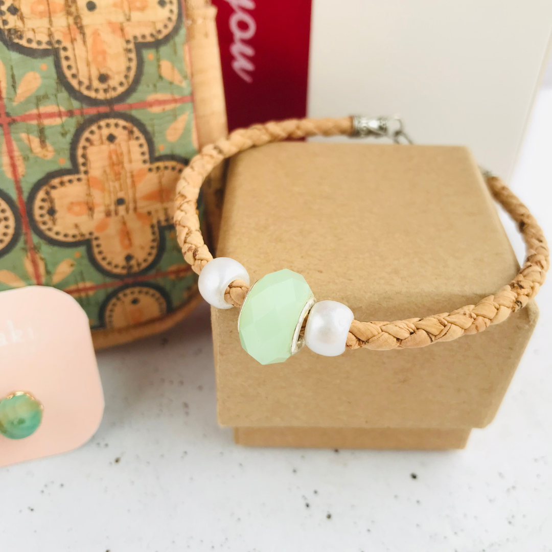 Pulsera de corcho trenzado y zamac con dijes color verde agua y blanco