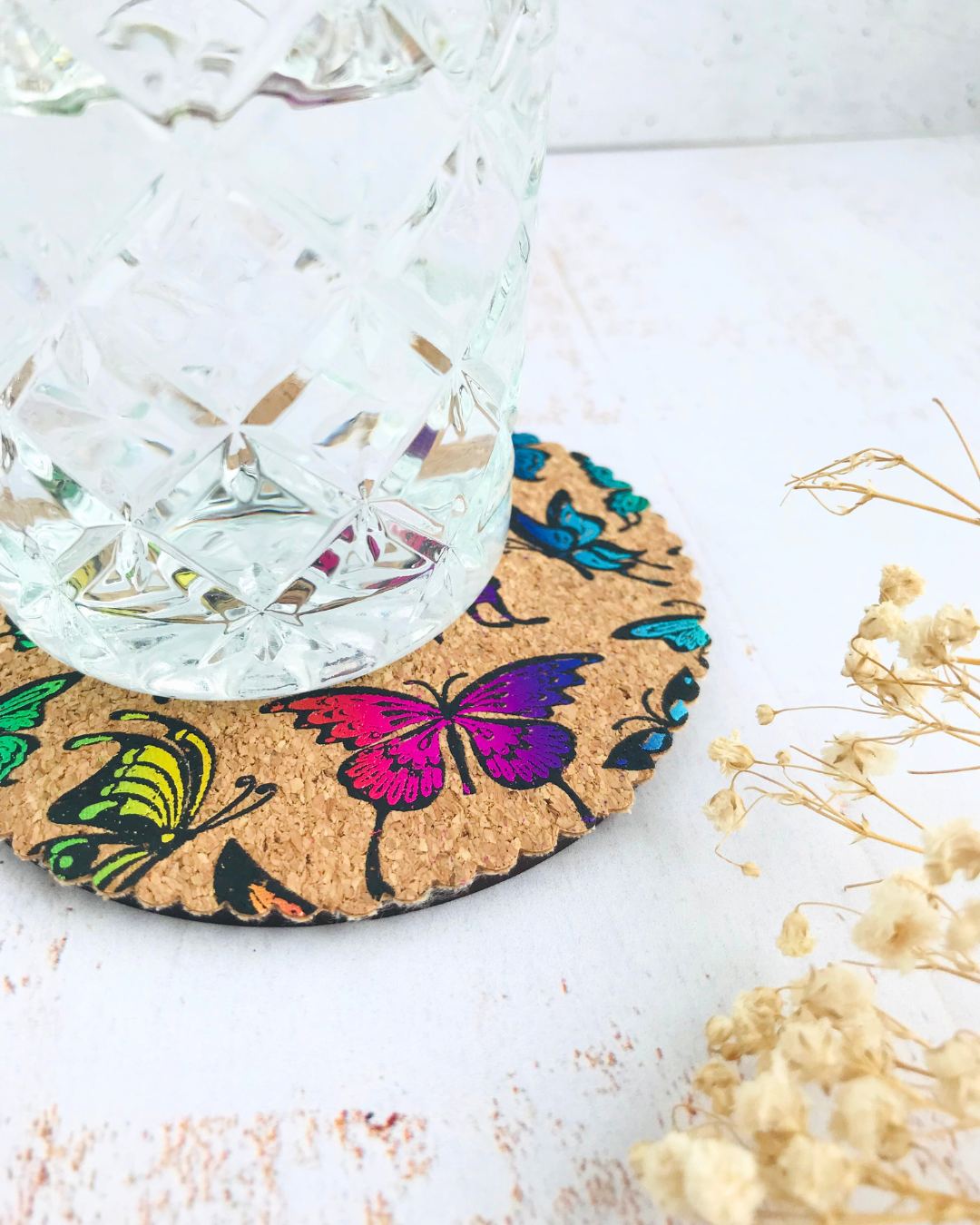 Posavaso de corcho portugués diseño mariposas. Cuida tus superficies con el estilo y naturaleza del corcho natural cuero vegano tendencia decoración de hogar