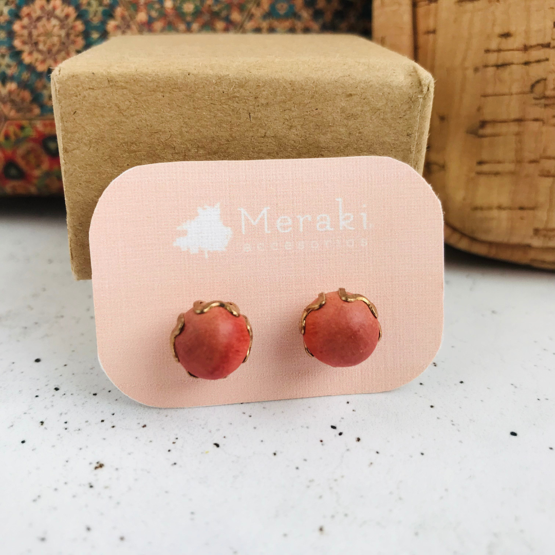 Aros de madera rojos dorados