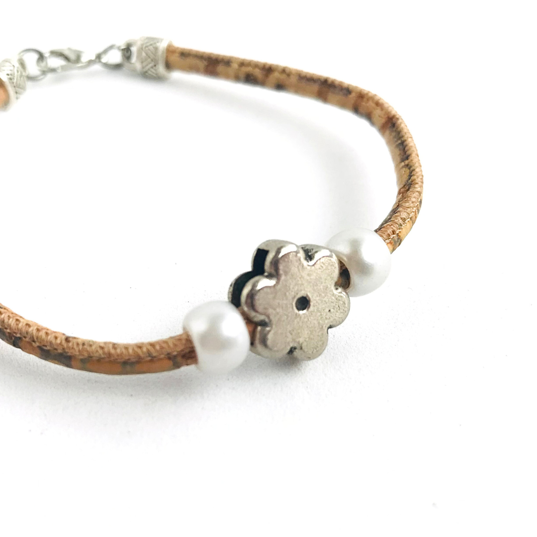 Pulsera de corcho portugués cuero vegano sustentable dije de flor y dijes blancos