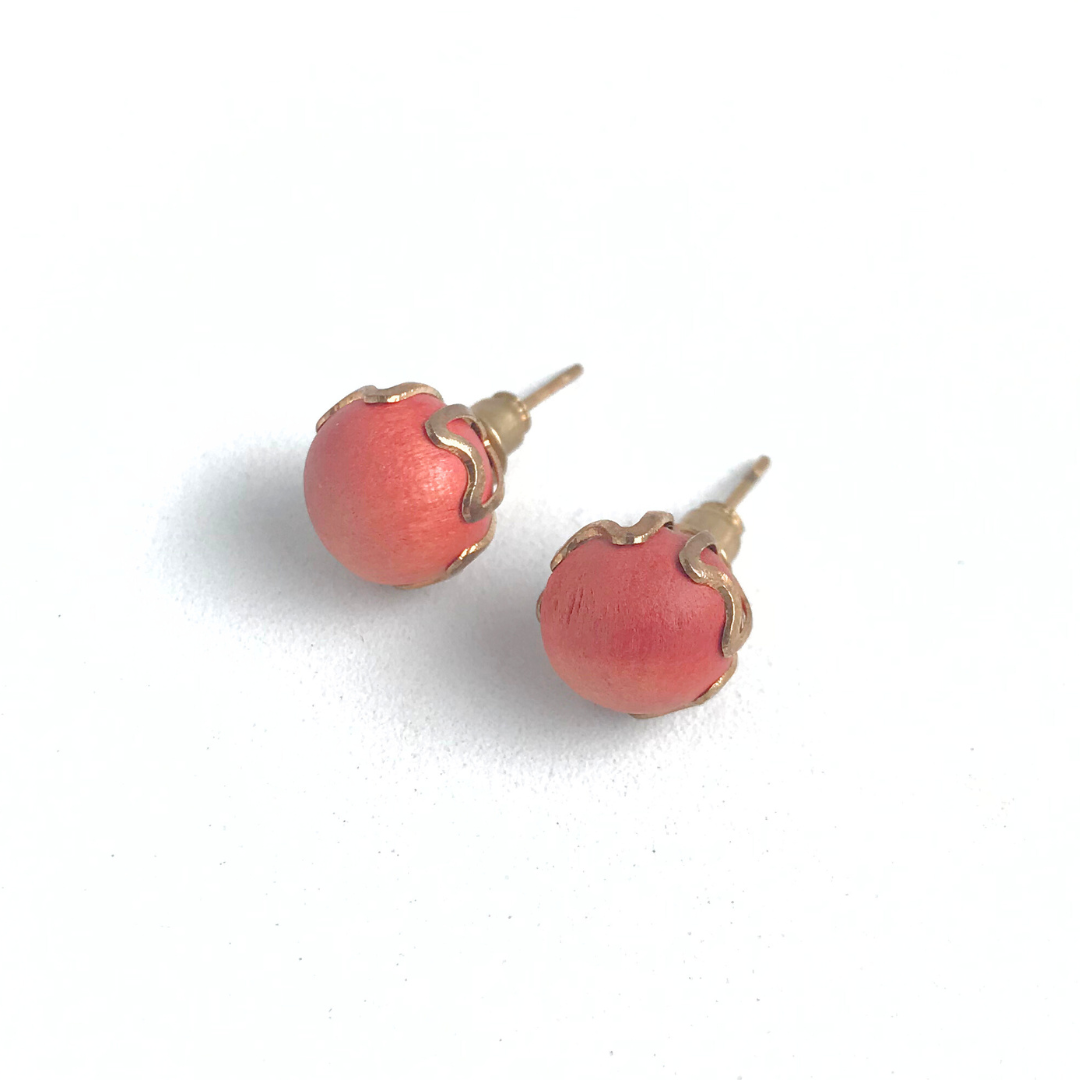 aros de madera color rojo dorados