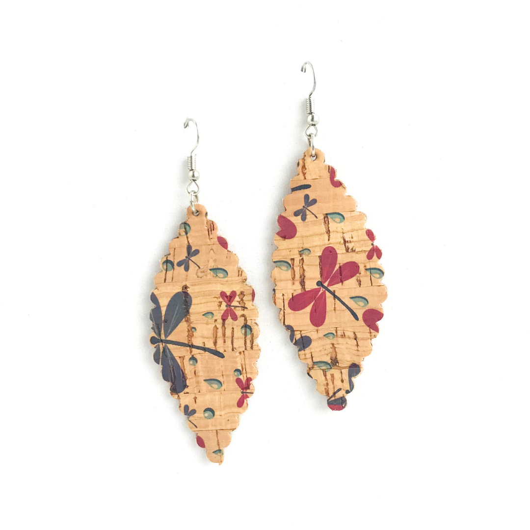 Aros de corcho natural con contorno en forma de hoja y diseño de libélulas y gotas de agua, el material de los ganchos es zamak (aleación de metales hipoalergénicos)