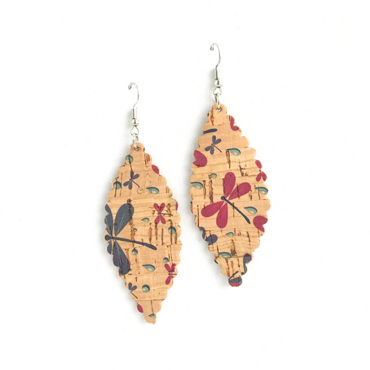 Aros de corcho natural con contorno en forma de hoja y diseño de libélulas y gotas de agua, el material de los ganchos es zamak (aleación de metales hipoalergénicos)