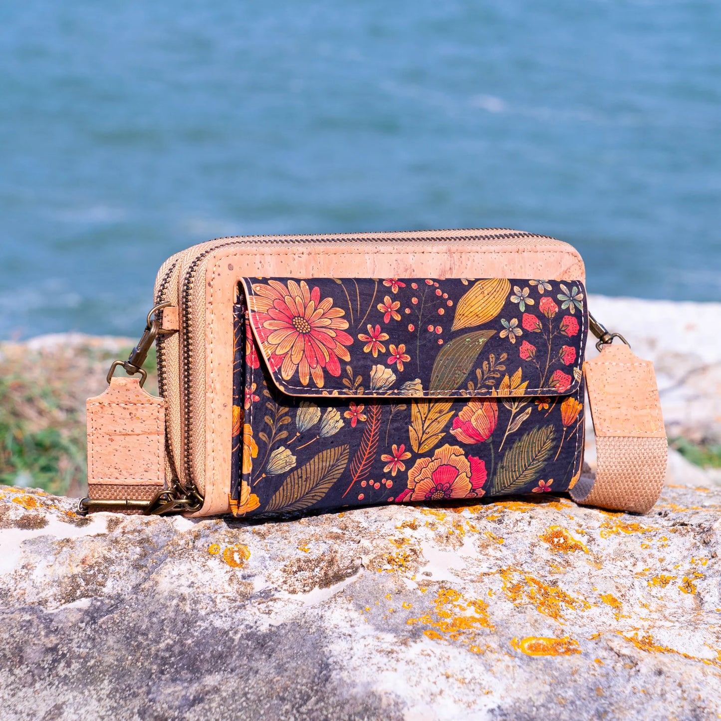 Cartera bandolera para celular billetera flores de corcho vegano y sustentable mujer