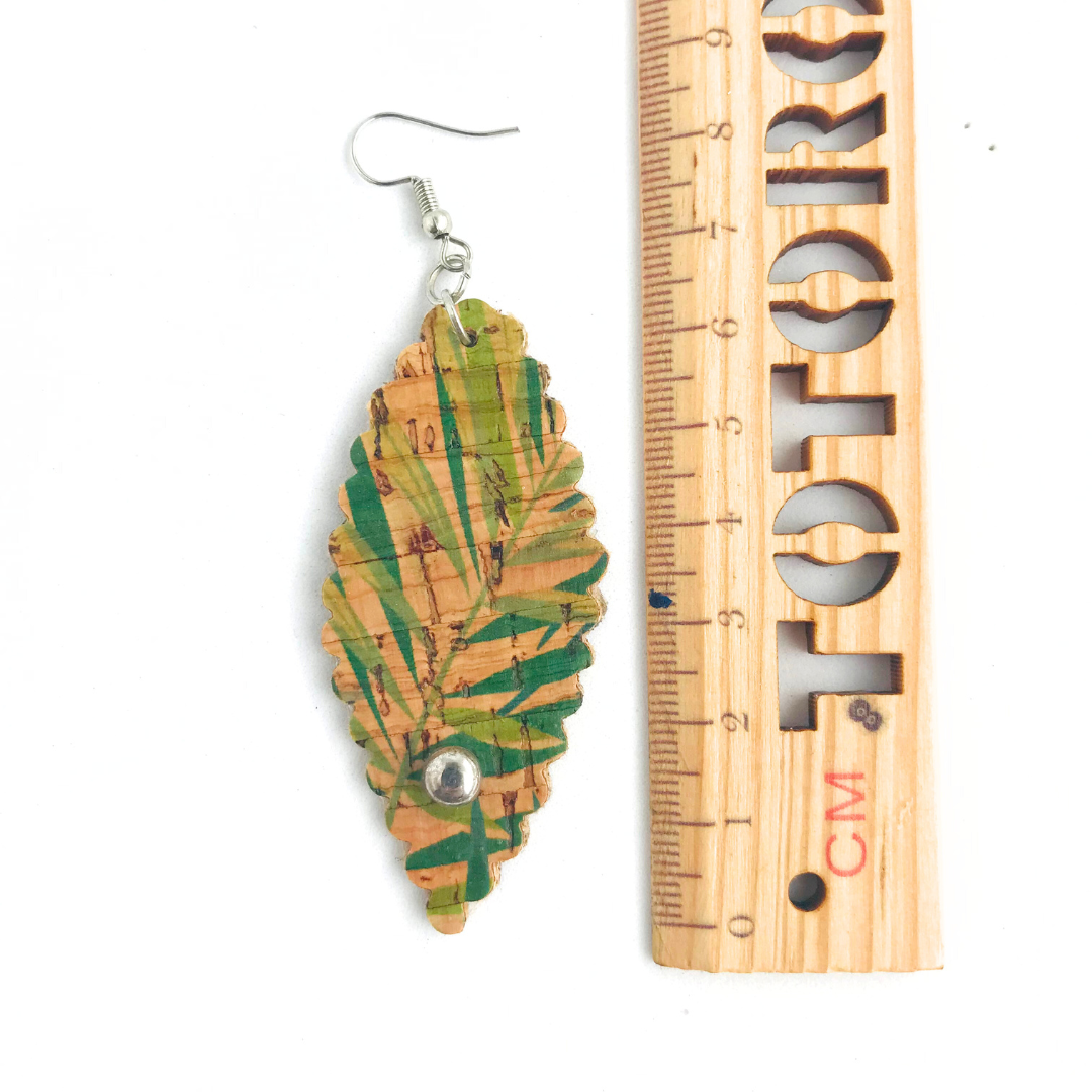 Medidas de nuestros aros de corcho en forma de hoja con diseño de hojas en tonalidades verdes: miden 9 centímetros de largo (incluyendo el gancho)
Cada aro pesa 2 gramos