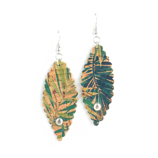 Aros de corcho en forma de hoja con diseño de hojas en tonalidades verdes, detalle metálico en forma de esfera, ganchos de zamac (aleación de metales hipoalergénicos)