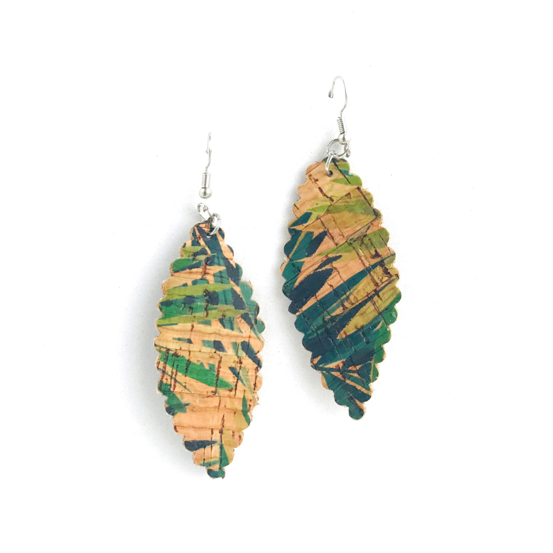 Reverso de aros de corcho en forma de hoja con diseño de hojas en tonalidades verdes, ganchos de zamac (aleación de metales hipoalergénicos)