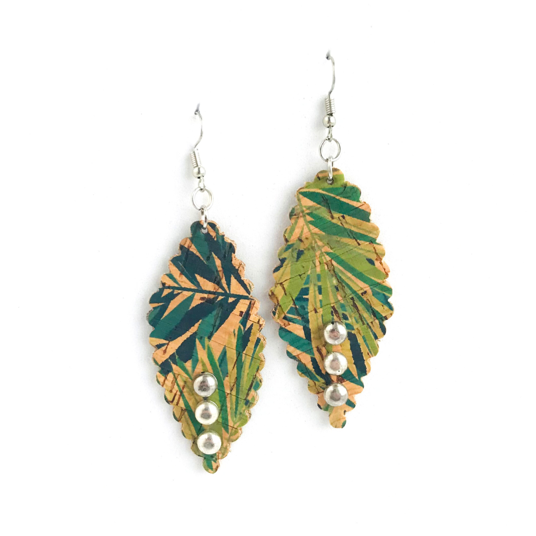 Aros de corcho con contorno en forma de hoja y diseño de hojas en varias tonalidades verdes, decorado con 3 "botones" metálicos. Su gancho es de zamak (aleación de metales hipoalergénicos)