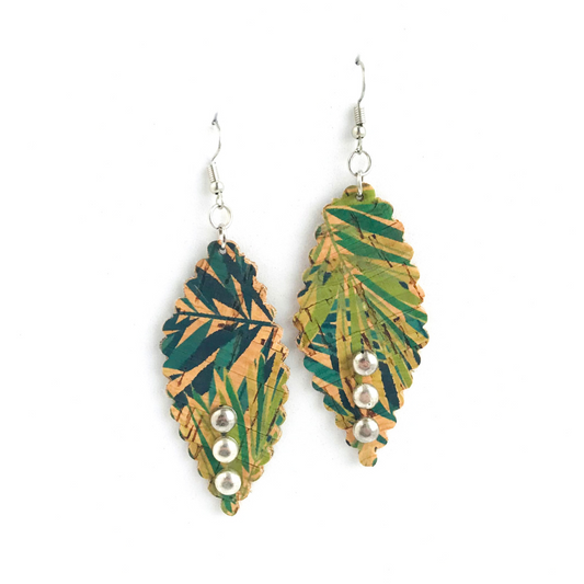 Aros de corcho con contorno en forma de hoja y diseño de hojas en varias tonalidades verdes, decorado con 3 "botones" metálicos. Su gancho es de zamak (aleación de metales hipoalergénicos)
