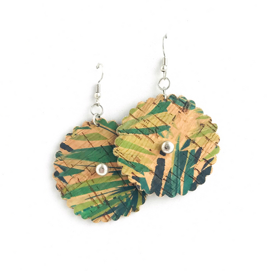 Aros de corcho en contorno redondo con bolita metálica al medio y diseño de hojas tropicales en varias tonalidades verdes. Gancho es de zamak (aleación de metales hipoalergénicos)