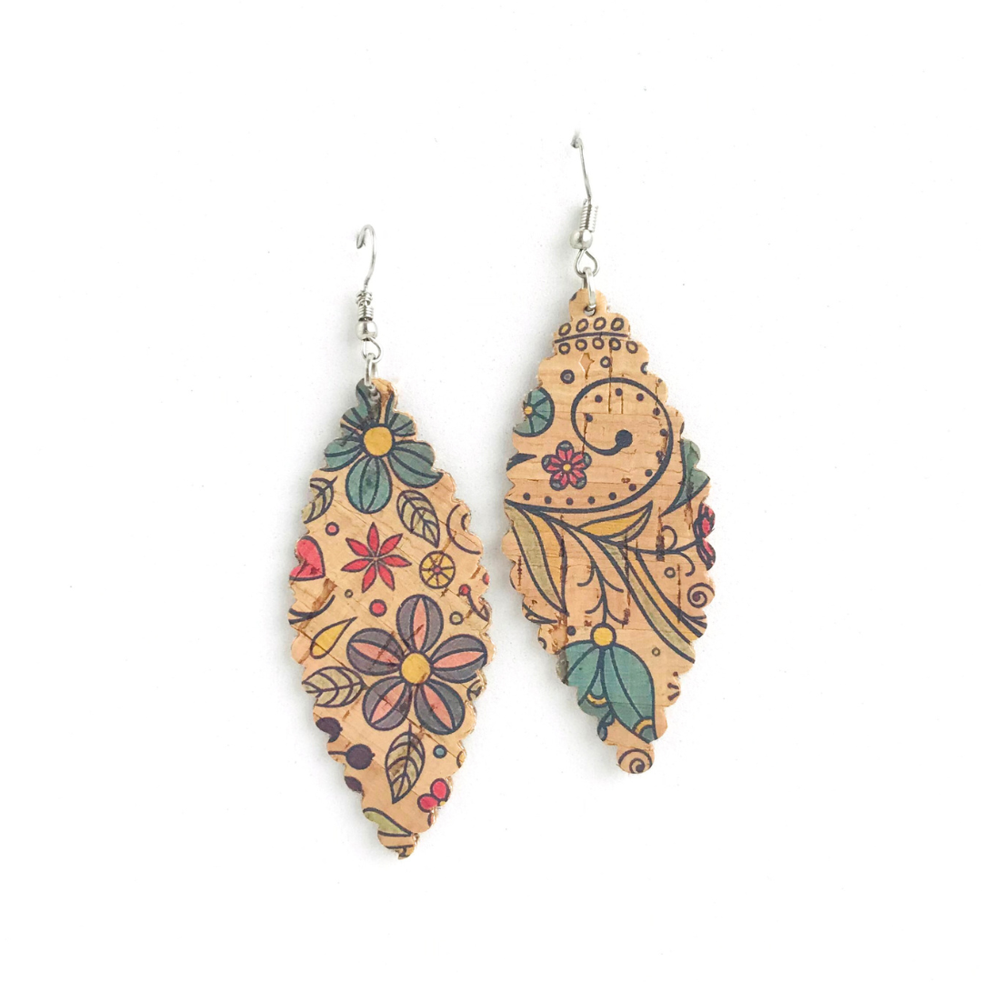Aros de corcho con contorno en forma de hoja y diseño de flores y hojas en varios tamaños y tonos azules y lilas. Gancho de zamak (aleación de metales hipoalergénicos)