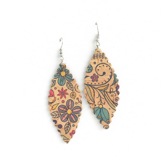 Aros de corcho con contorno en forma de hoja y diseño de flores y hojas en varios tamaños y tonos azules y lilas. Gancho de zamak (aleación de metales hipoalergénicos)