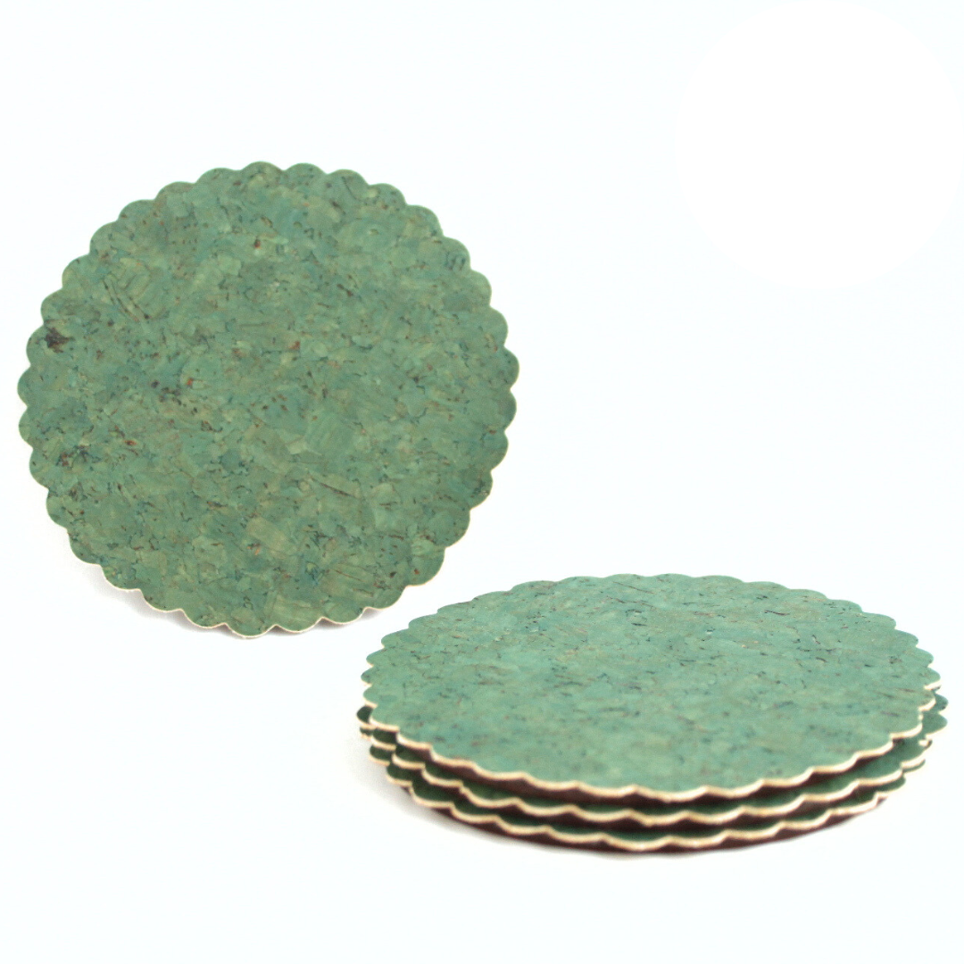 Set de 4 posavasos de corcho color verde con base de madera, orilla con forma de ondas