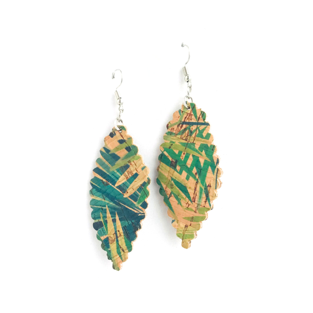 Reverso de nuestros aros selva de corcho vegano. El reverso es igual al frente pero sin los detalles metálicos.