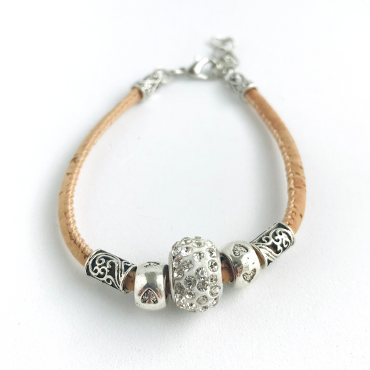 Pulsera de corcho portugués dije con brillitos de zamac aleación de metales hipoalergénicos pulsera apta para veganos moda sustentable mujer tendencia 2025