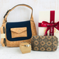 Set de regalo mujer cartera de corcho milán color azul marino + mini cosmetiquero de corcho detalles azules + pulsera de corcho con dije brillante