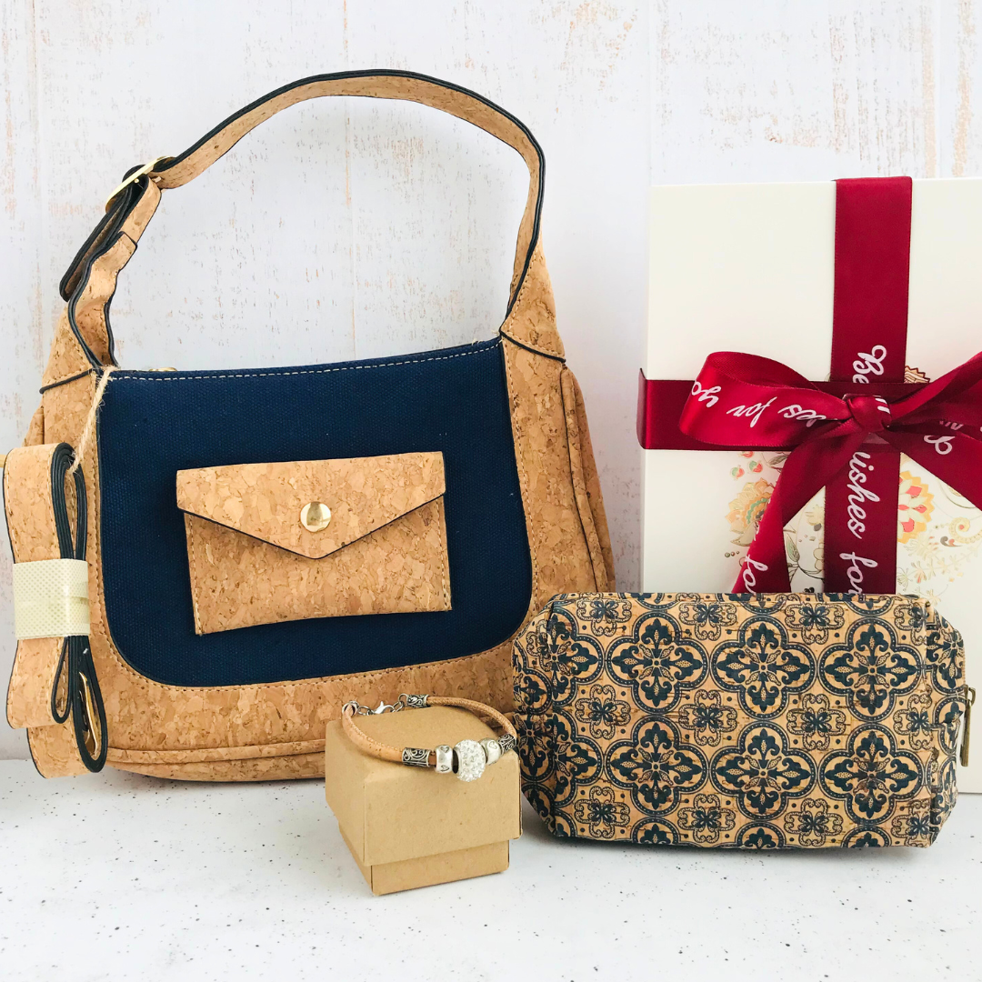 Set de regalo mujer cartera de corcho milán color azul marino + mini cosmetiquero de corcho detalles azules + pulsera de corcho con dije brillante