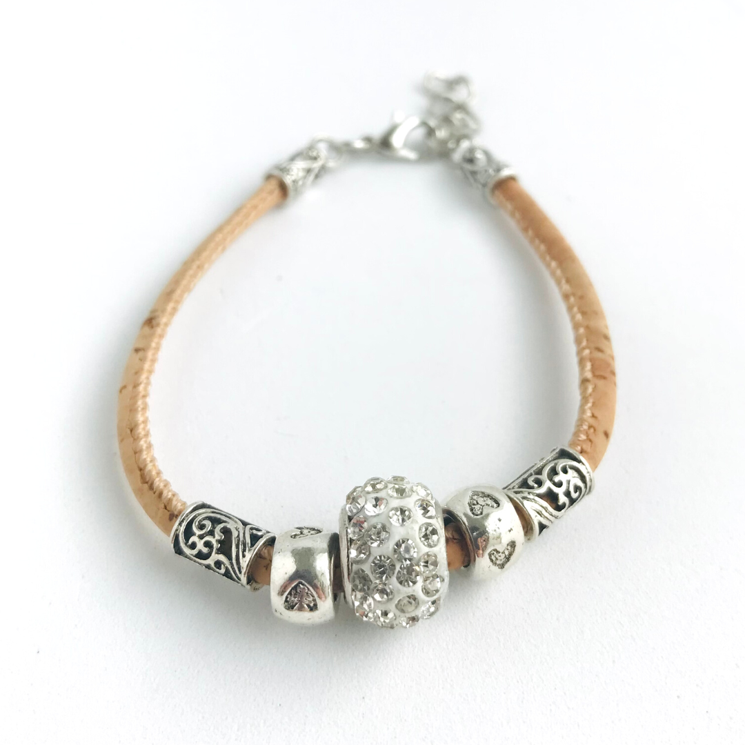 Pulsera de corcho portugués con dijes de zamac y dije de brillitos