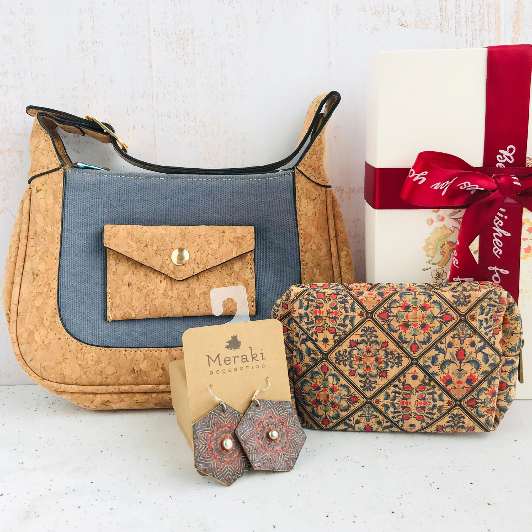 Set de regalo cartera celeste + mini cosmetiquero + par de aros colgantes azul y rojo de corcho portugués cuero vegano sustentable
