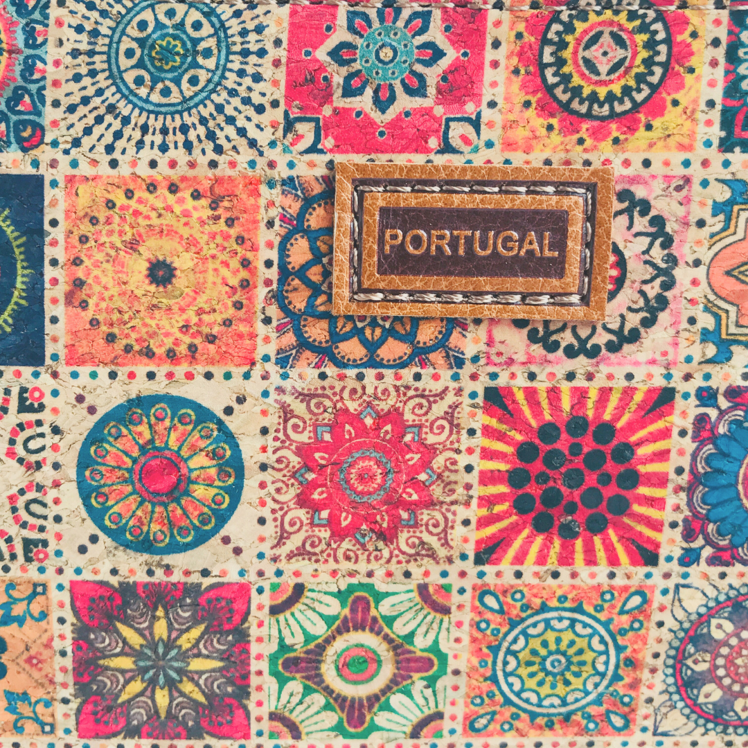 Cartera de corcho detalle diseño de azulejos portugueses con etiqueta de eco cuero PORTUGAL