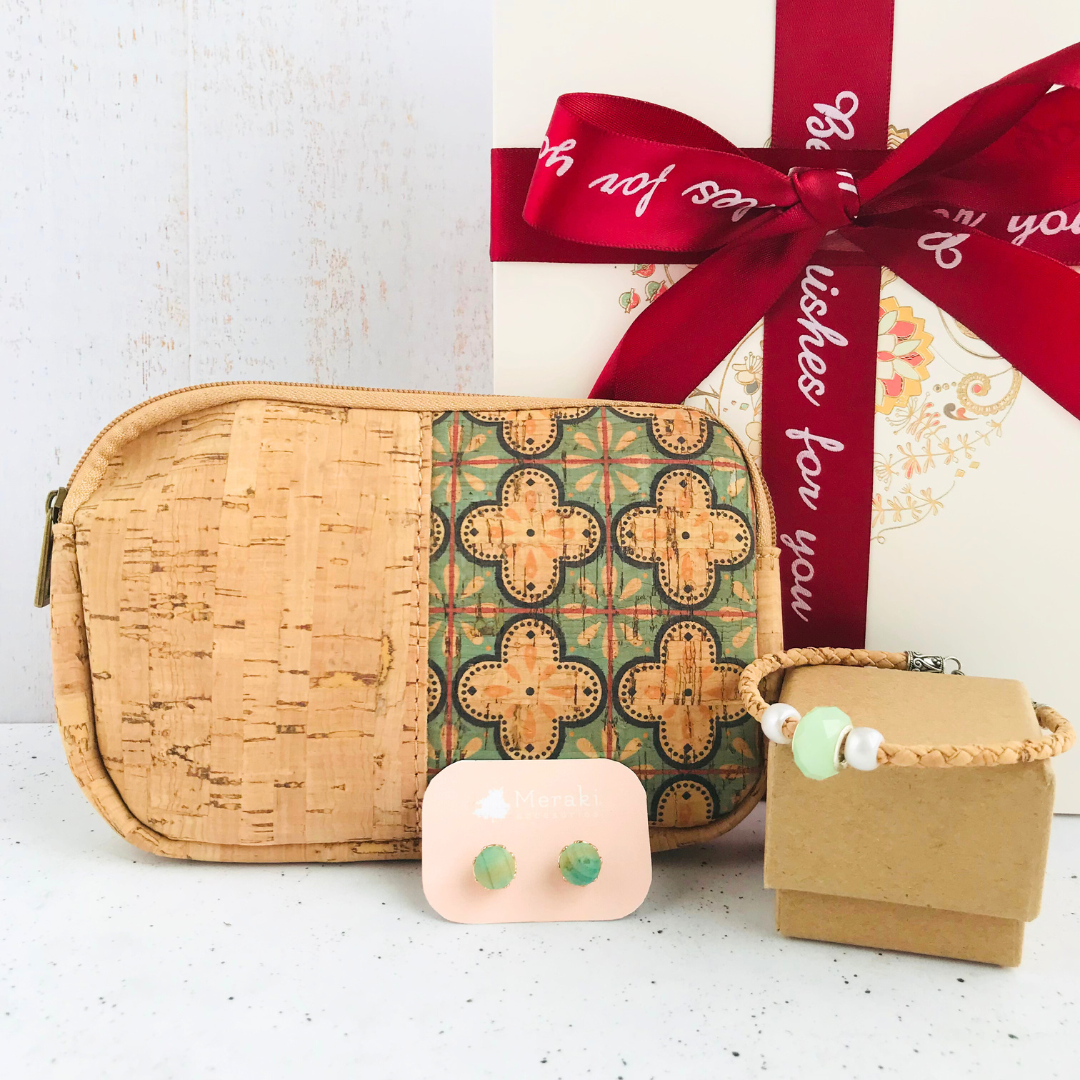 set de regalo mujer mini cosmetiquero para cartera de corcho color verde + pulsera de corcho trenzado y dije color verde agua + par de aritos de madera color verde