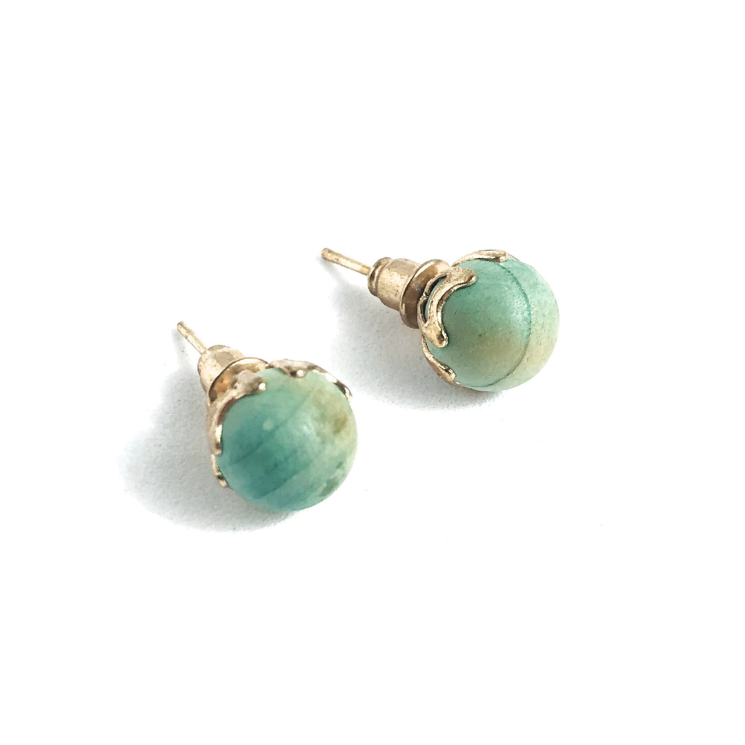 Par de aros de madera forma perla color verde con detalles dorados de zamac