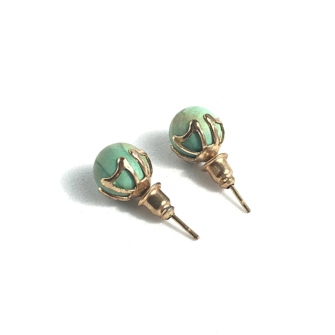 Aros de madera color verde con detalles de zamac dorado