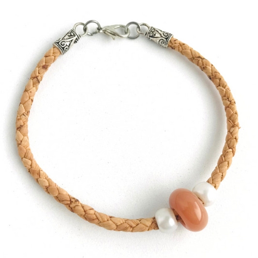 Pulsera de Corcho Trenzado Portugués Cuero Vegano Sustentable Dije de Color Damasco Naranjo y Blanco