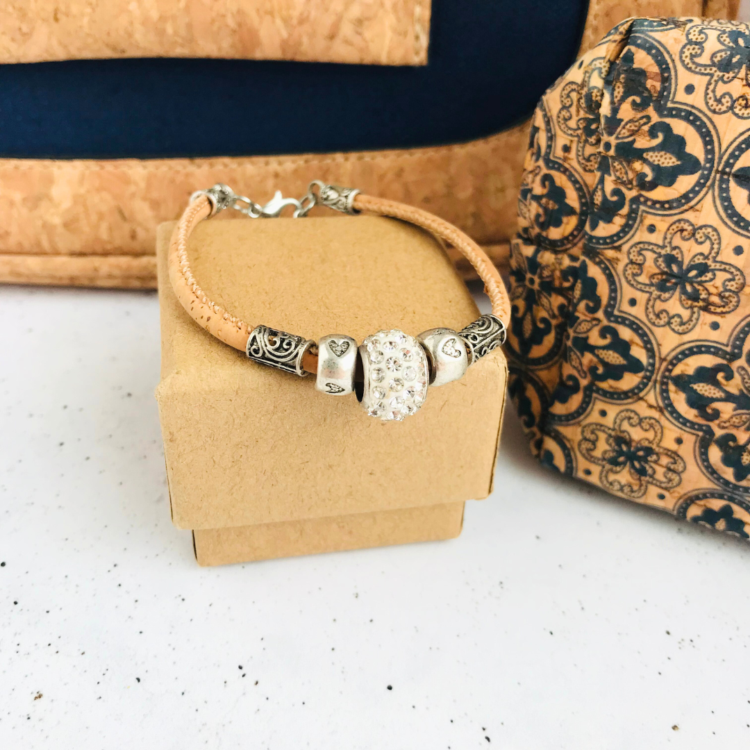 Pulsera de corcho cuero vegano detalles de zamac y dije con brillitos