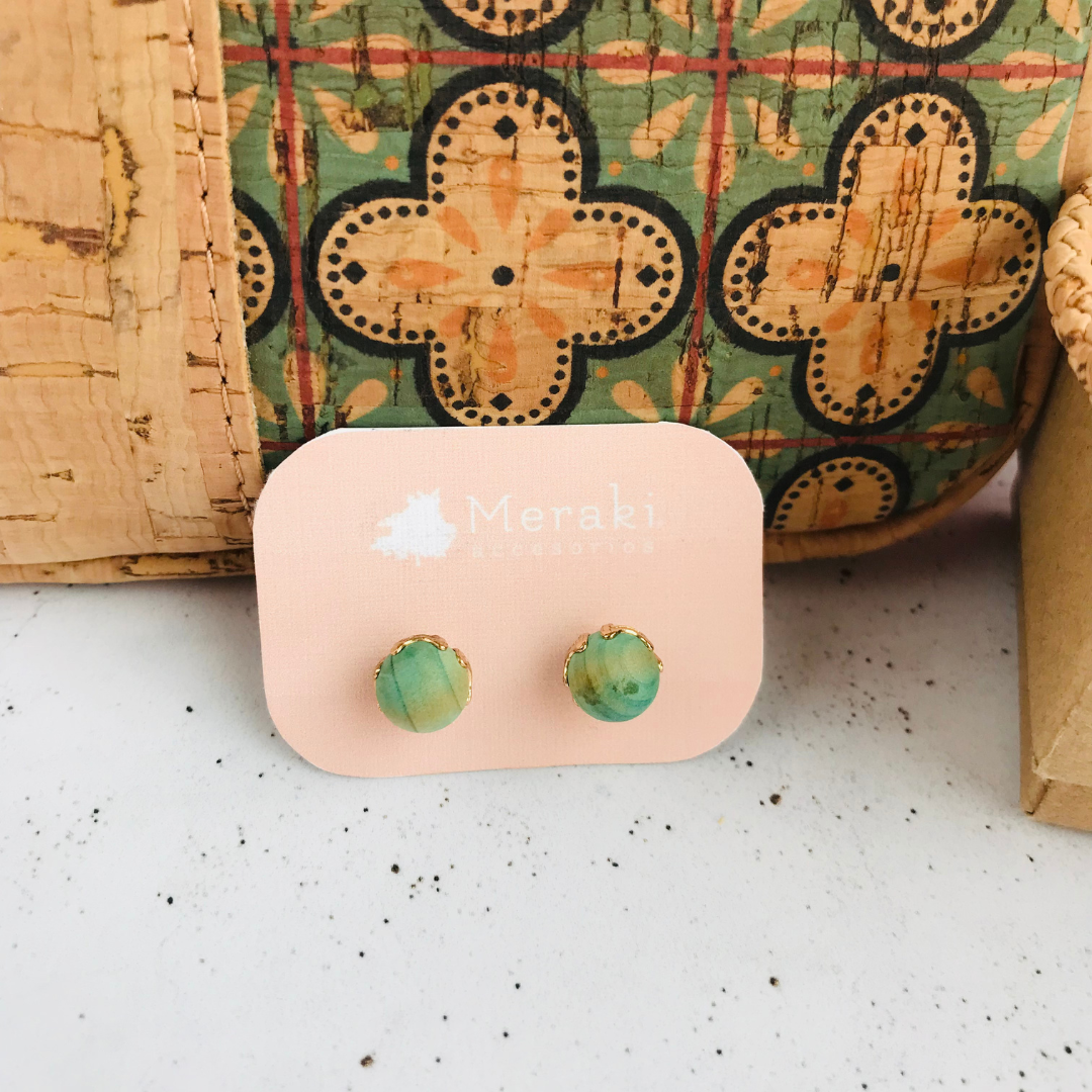 Par de aritos de madera color verde con detalles dorados de zamac