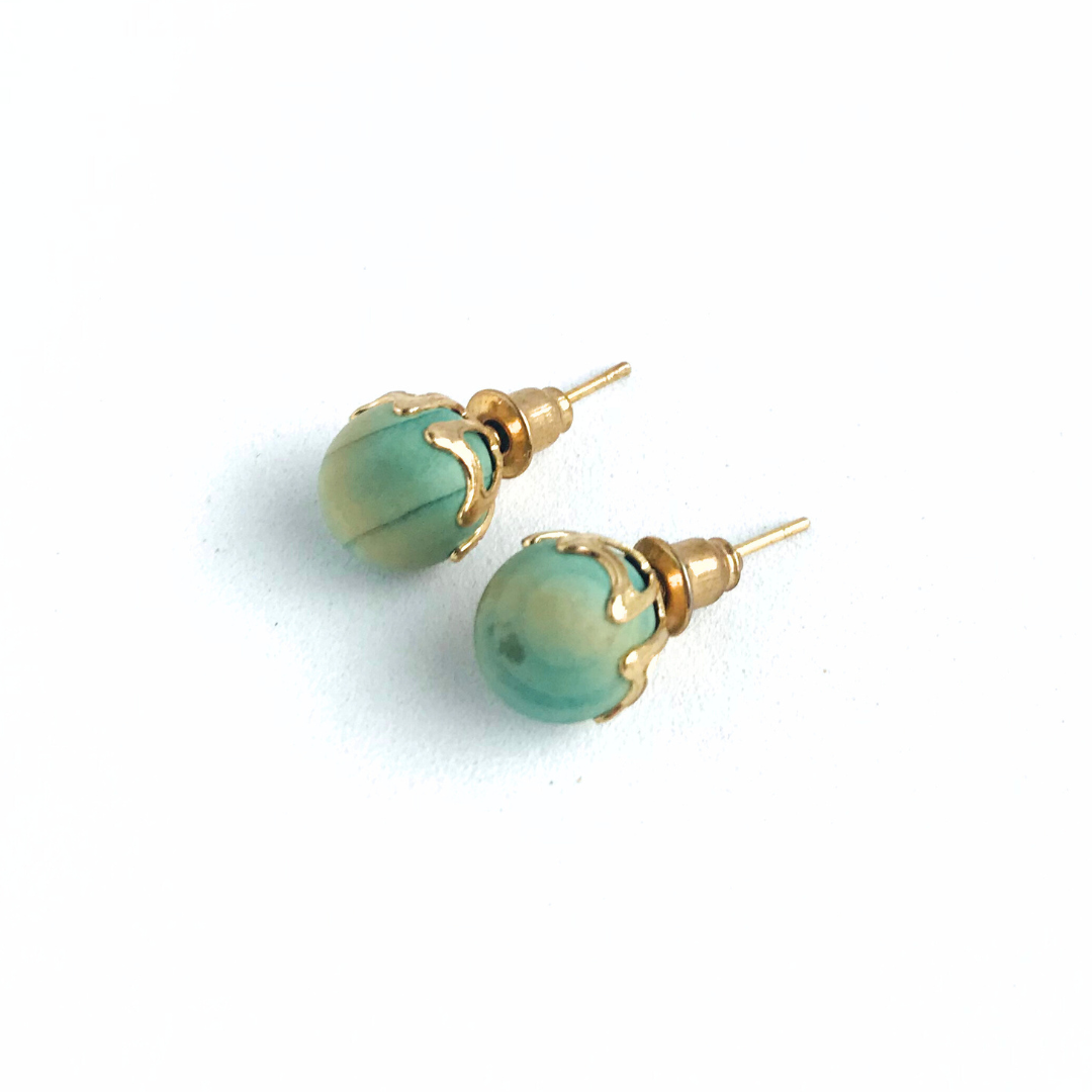 aros de madera color verde y dorado
