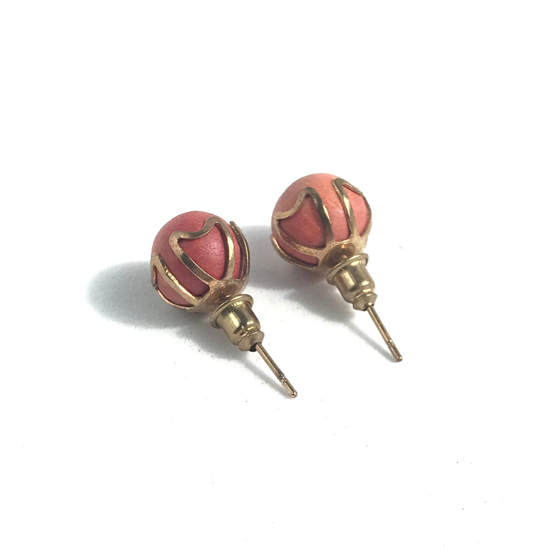 Aros de madera rojos con dorado