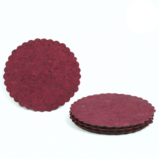 Set de 4 posavasos de corcho color vino tinto o burdeo con base de madera y contorno en forma de cerritos