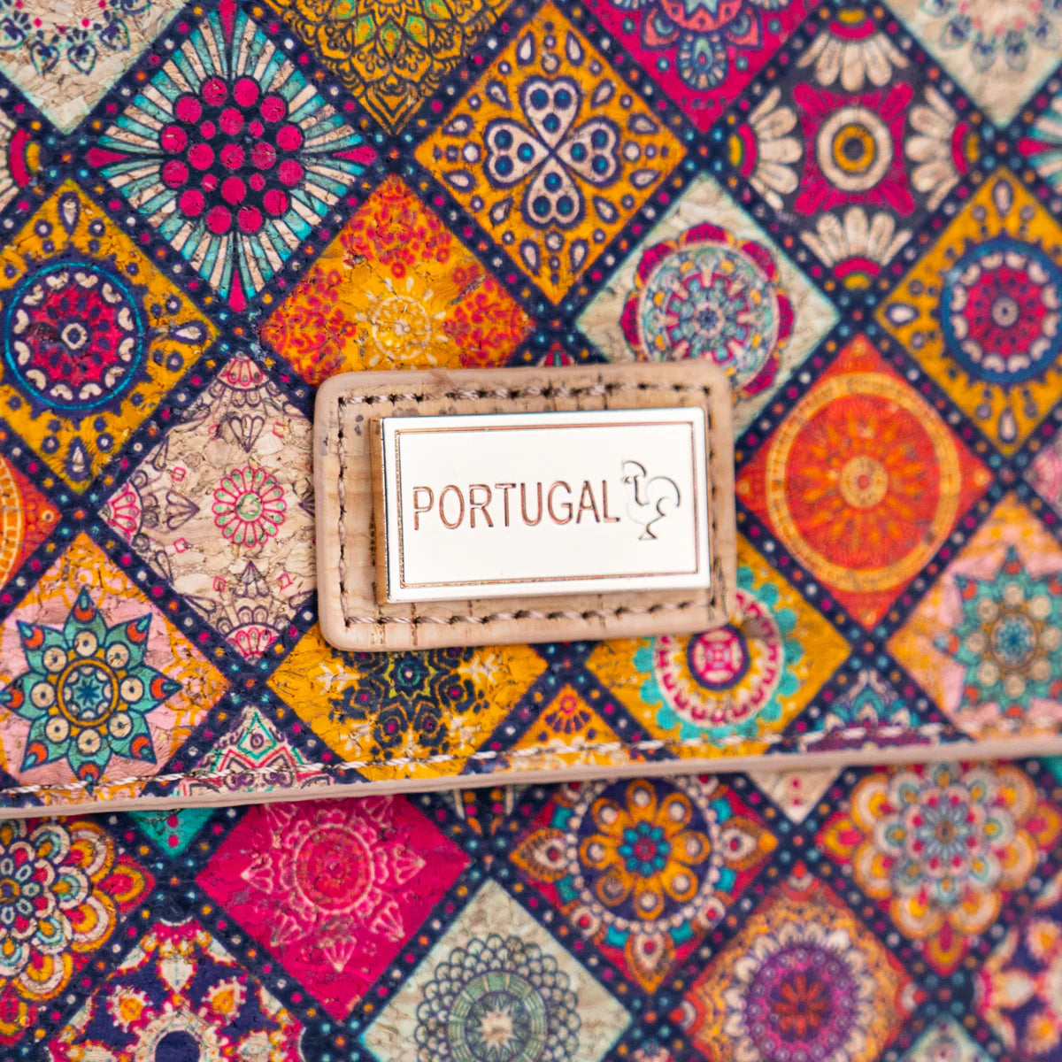 Detalle Cartera de Corcho Natural Colorido Mandalas etiqueta de origen portugal