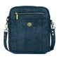 Bolso mensajero color negro de corcho portugués con correa ajustable y removible. Incluye un cierre extra en su parte frontal en tono dorado