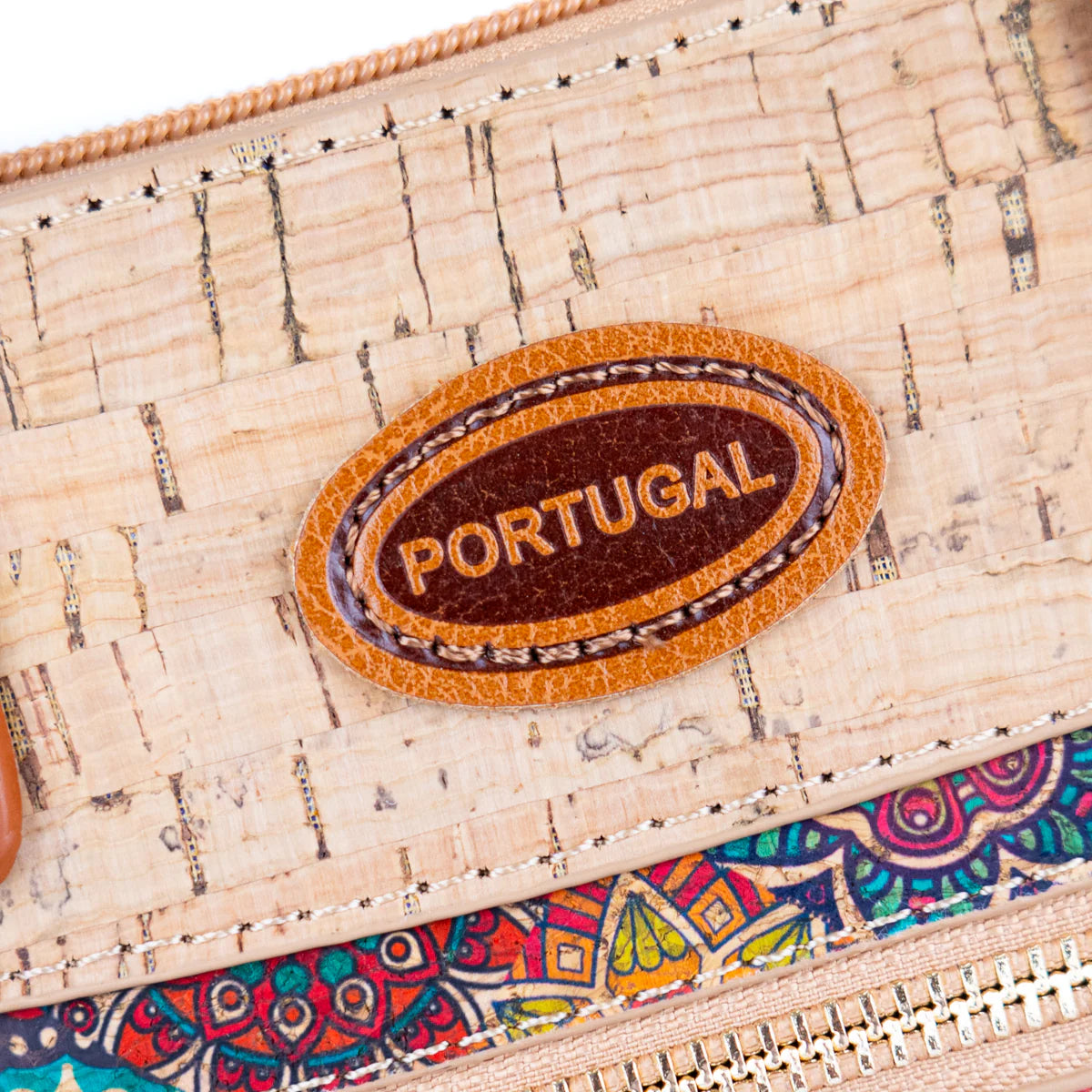 Detalle etiqueta de eco cuero origen portugal cartera de corcho natural