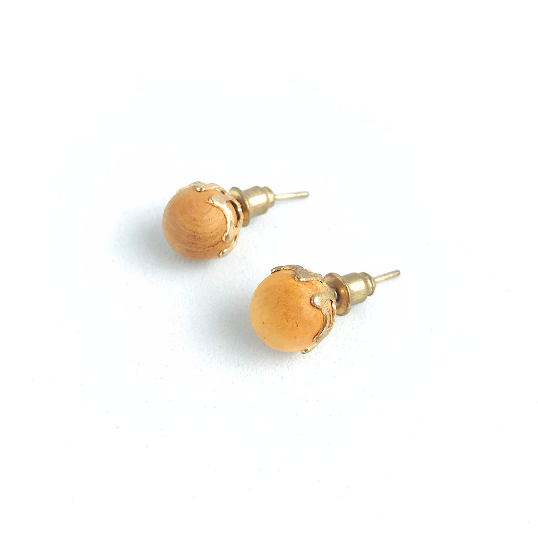 aros de madera color amarillo dorados