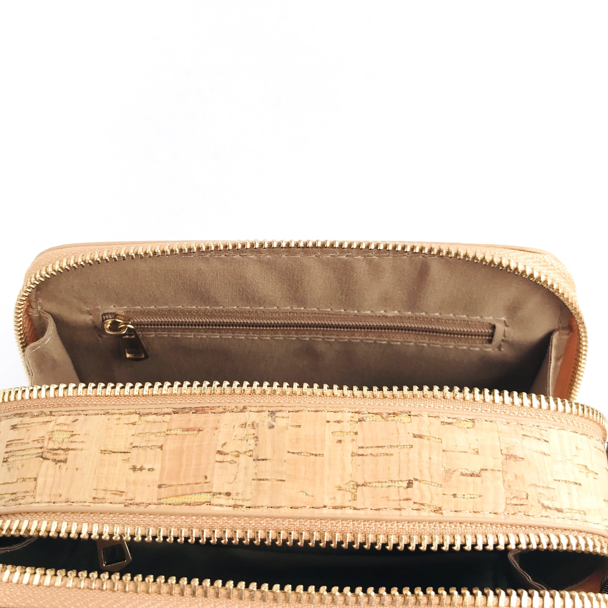 Cartera de corcho interior con cierres dorados