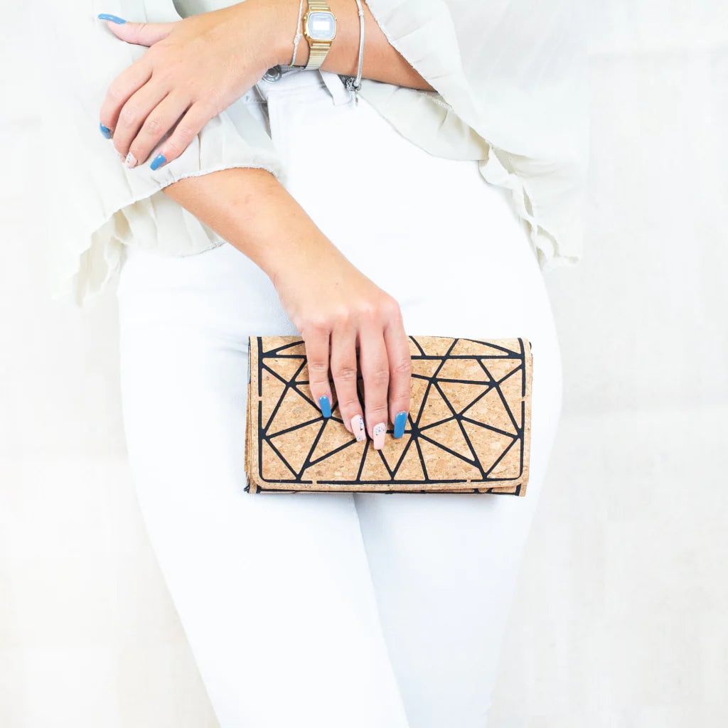 Cartera de corcho cuero vegano sustentable forma sobre de mano para fiesta formal 