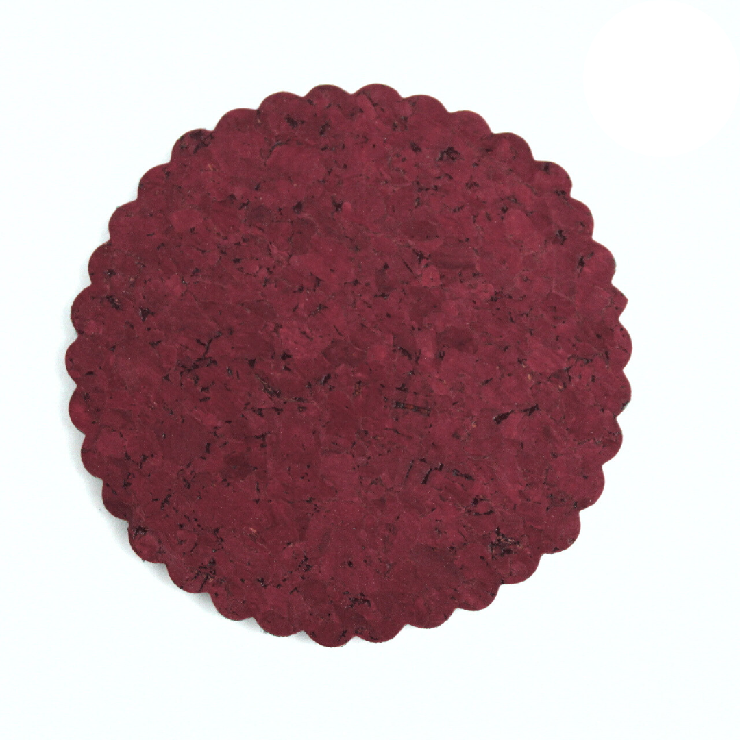 Posavaso de corcho color rojo vino tinto o burdeo, con base de madera y orilla en forma de onditas