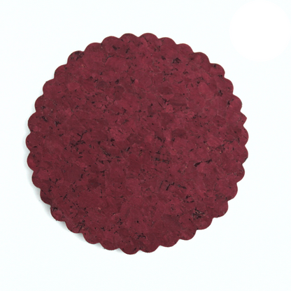 Posavaso de corcho color rojo vino tinto o burdeo, con base de madera y orilla en forma de onditas