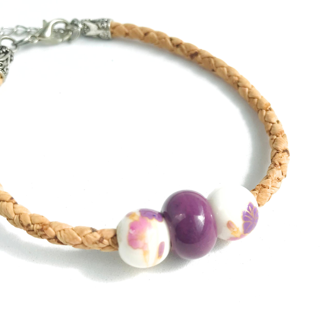 Pulsera de corcho trenzado dijes morados y blancos con flores zamac aleación de metales hipoalergénicos
