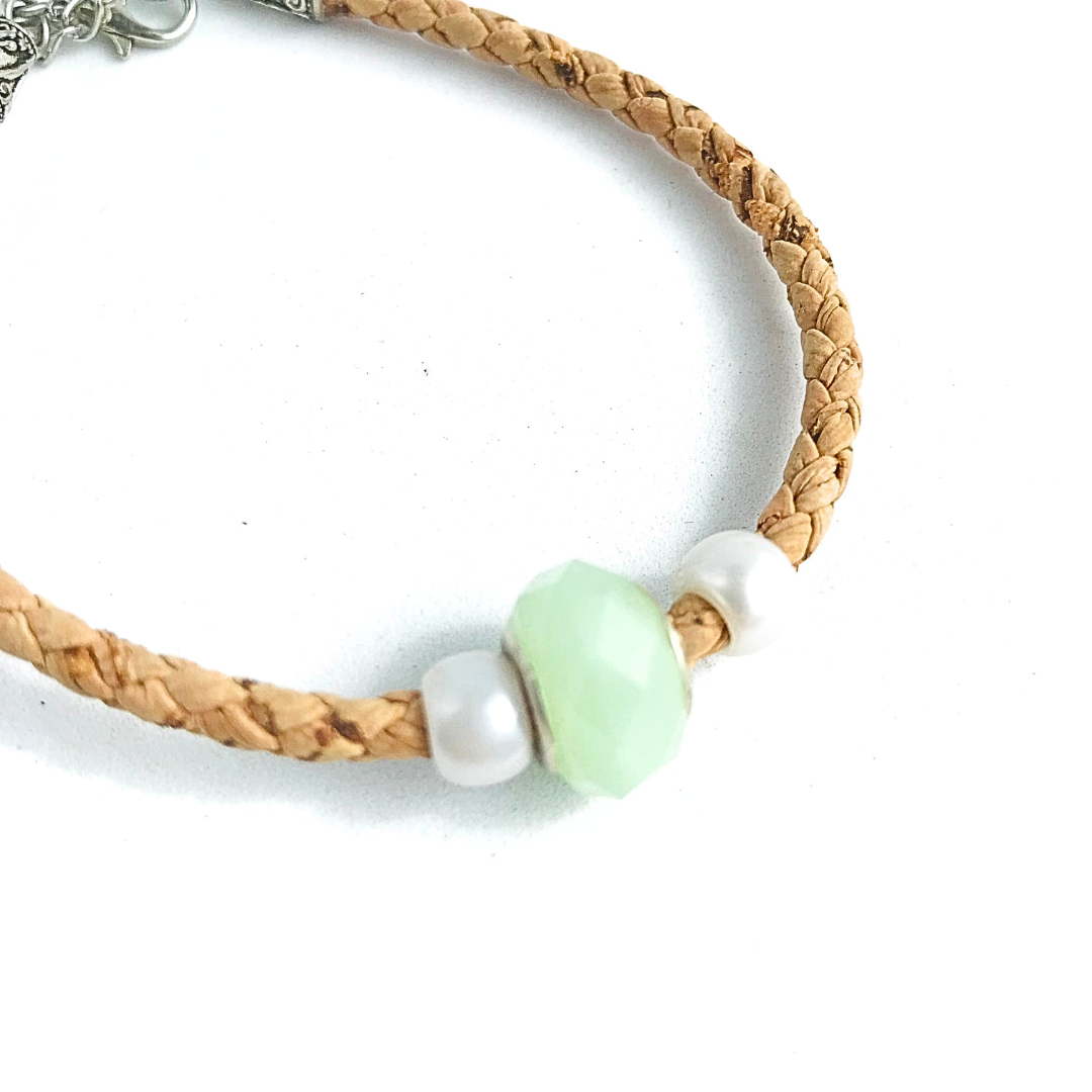 Pulsera de corcho trenzado con dijes color verde agua y blanco
