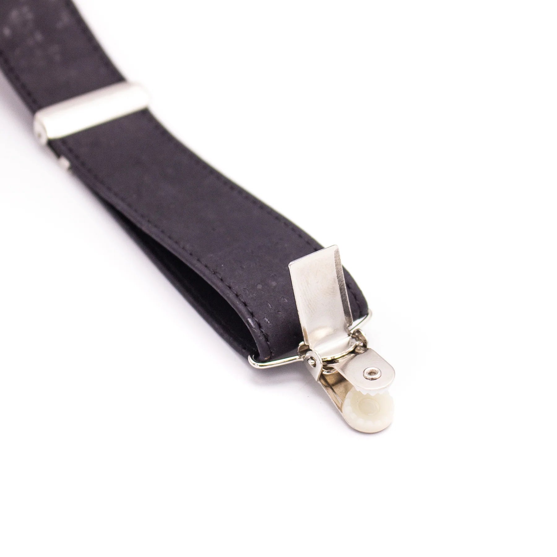 Broche de suspensores color negro de corcho natural cuero vegano y sustentable