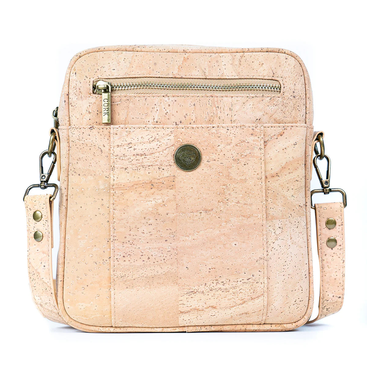 Bolso mensajero de color corcho natural, tiene un cierre frontal dorado y un bolsillo abierto frontal. Su correa se puede quitar, alagar y acortar a gusto