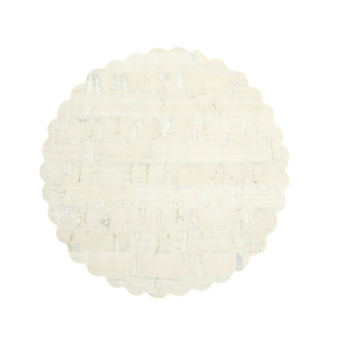 Posavaso de corcho color blanco con base de madera, orilla en forma de onditas