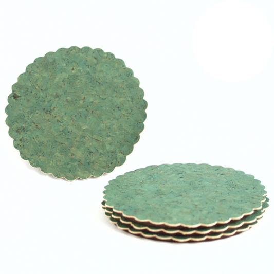 Set de 4 posavasos de corcho color verde con base de madera, orilla con forma de ondas